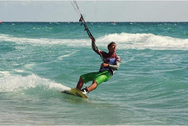 A Guide to Beginning Kitesurfing in Tarifa and Locating Lessons at an Affordable Price